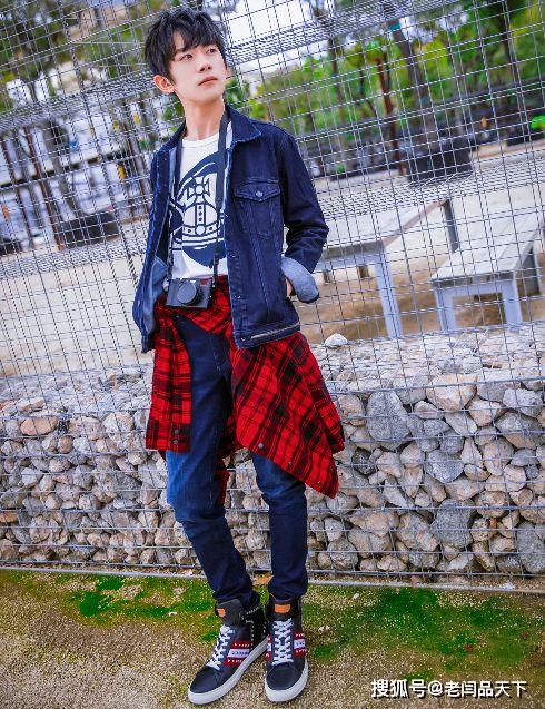 易烊千玺大冬天吃冰激凌,露出脚踝却扎心全网,瞬间心疼!