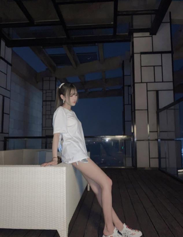 作为颜值主播,腐团儿不仅仅是脸漂亮,就连身材也是非