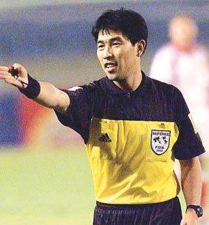 原中国足坛第一裁判"金哨"陆俊现状如何?在做什么呢?