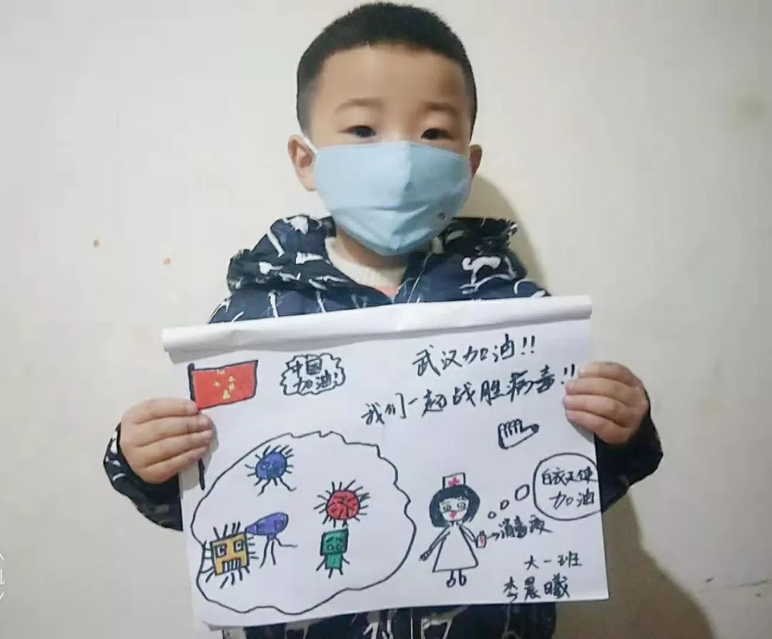 文教示範幼兒園李晨曦和爸爸一起製作防控宣傳畫,為武漢加油聽專家的