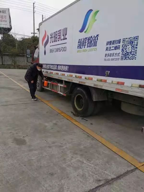 光明乳业随心订依然承担着送奶上门业务最后一公里的服务