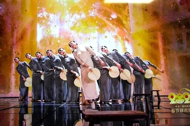 春晚舞台晨光曲美女们惊鸿一瞥每帧都是唯美水彩画