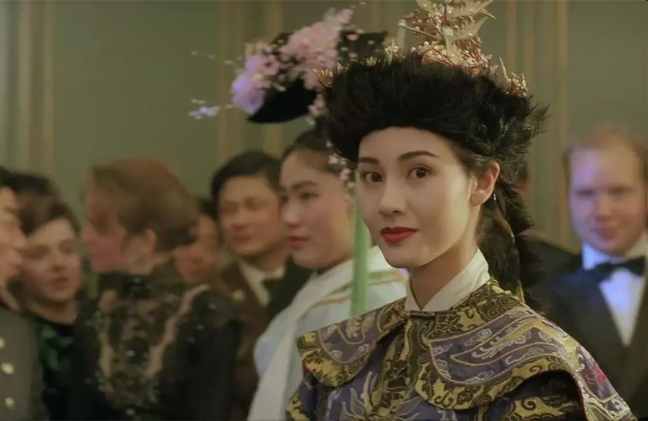 港姐李嘉欣晒照,厚重滑雪服藏不住好身材,9岁儿子已到爸妈肩头