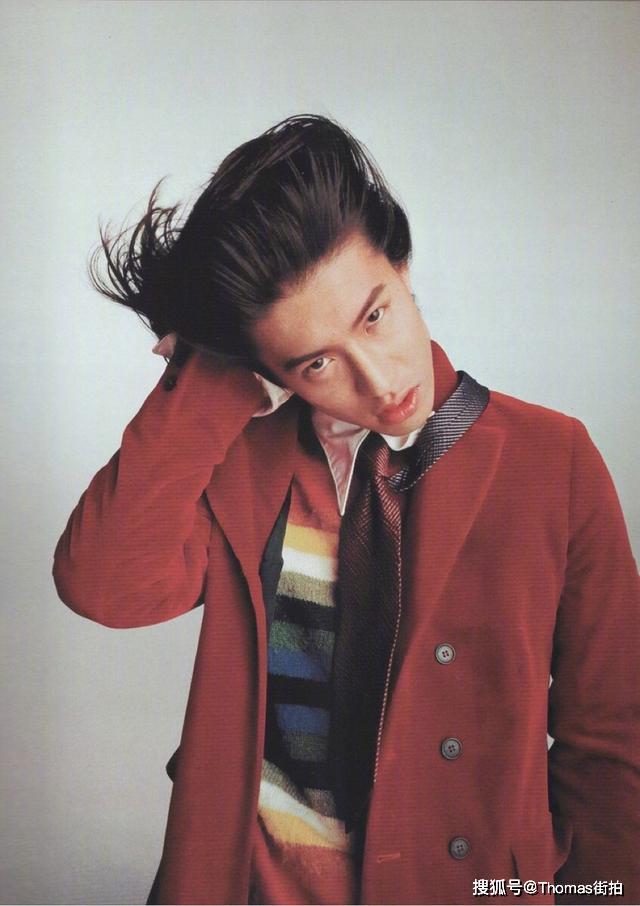 木村拓哉这个造型明显是故意不把发尾压下去.