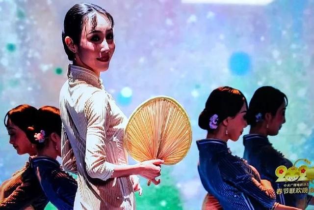 春晚舞台晨光曲美女们惊鸿一瞥每帧都是唯美水彩画