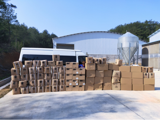 已经是他第二次捐献物资了,截至到目前为止,总共捐出了过滤口罩9600只