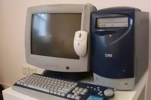 不管是显示器还是电视机都只能用这种显像管技术