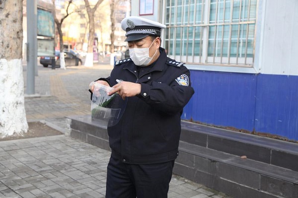 商丘交警支队副支队长韩光辉深入市区检查抗击冠状病毒感染肺炎疫情