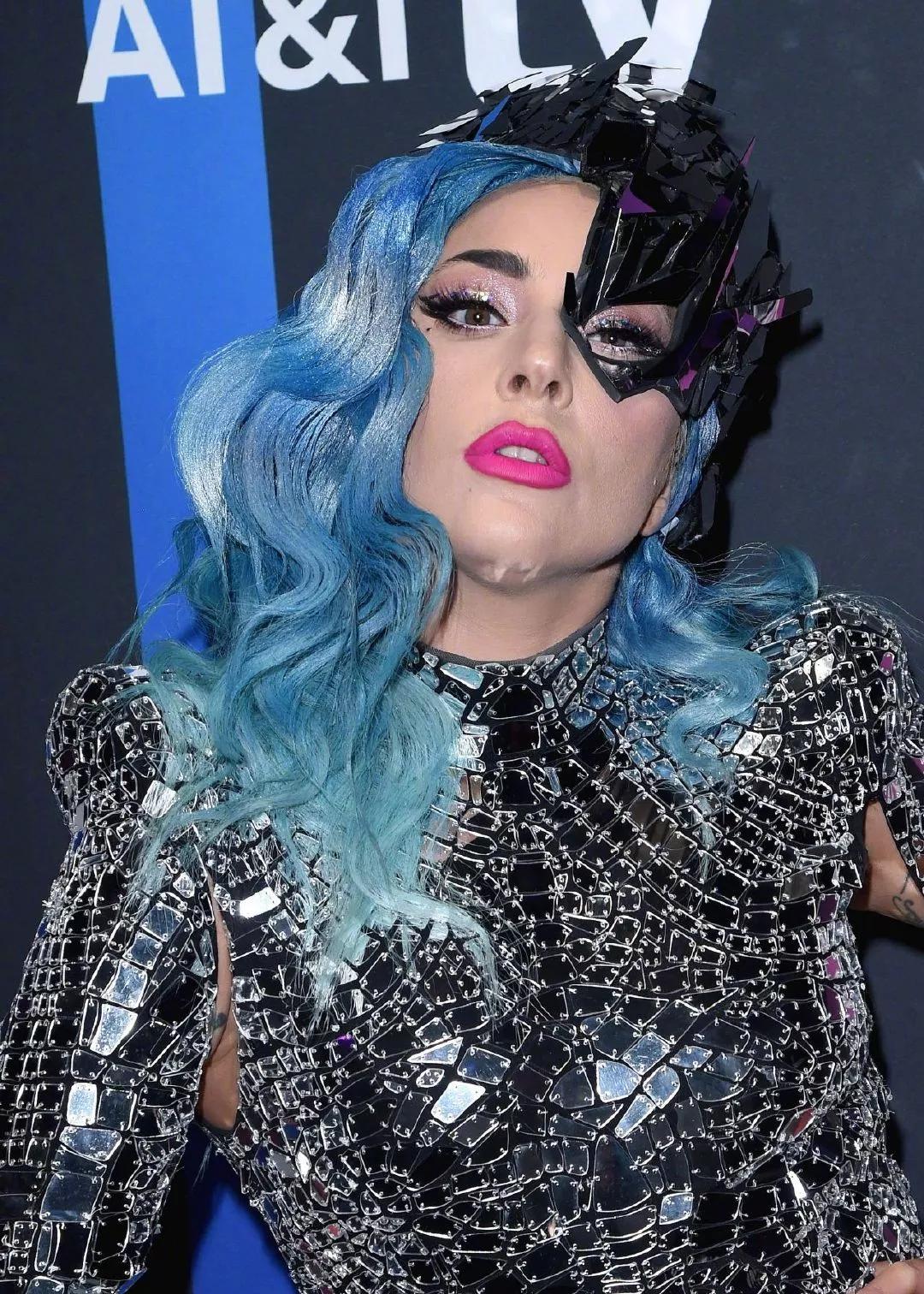 发型装饰也是相当的给力,蓝色的发色仿佛来自于外星球的女战士.