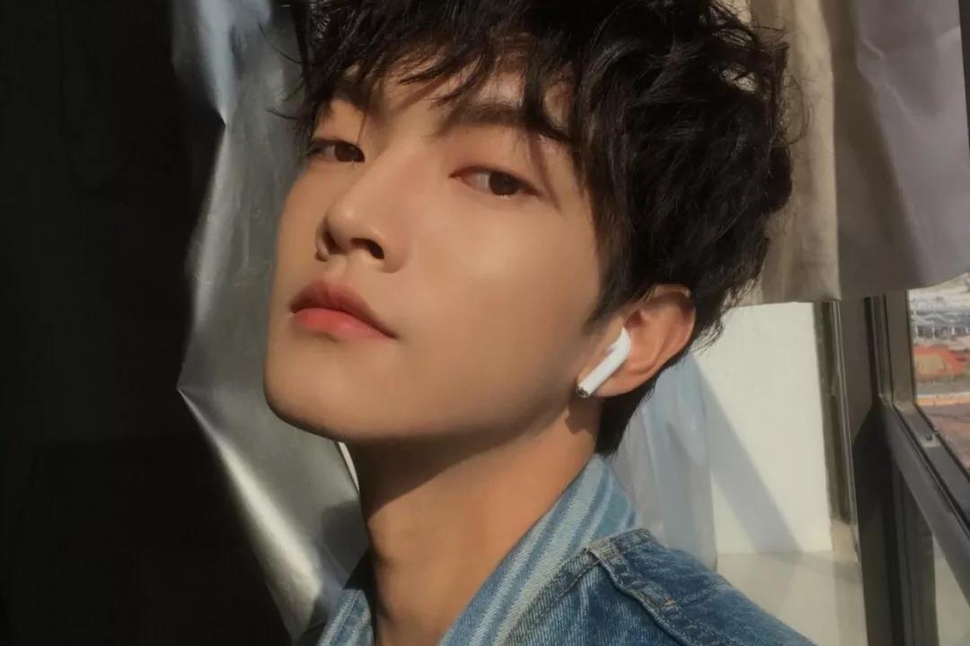 高额头的男生,高发际线留"烟花烫"好帅