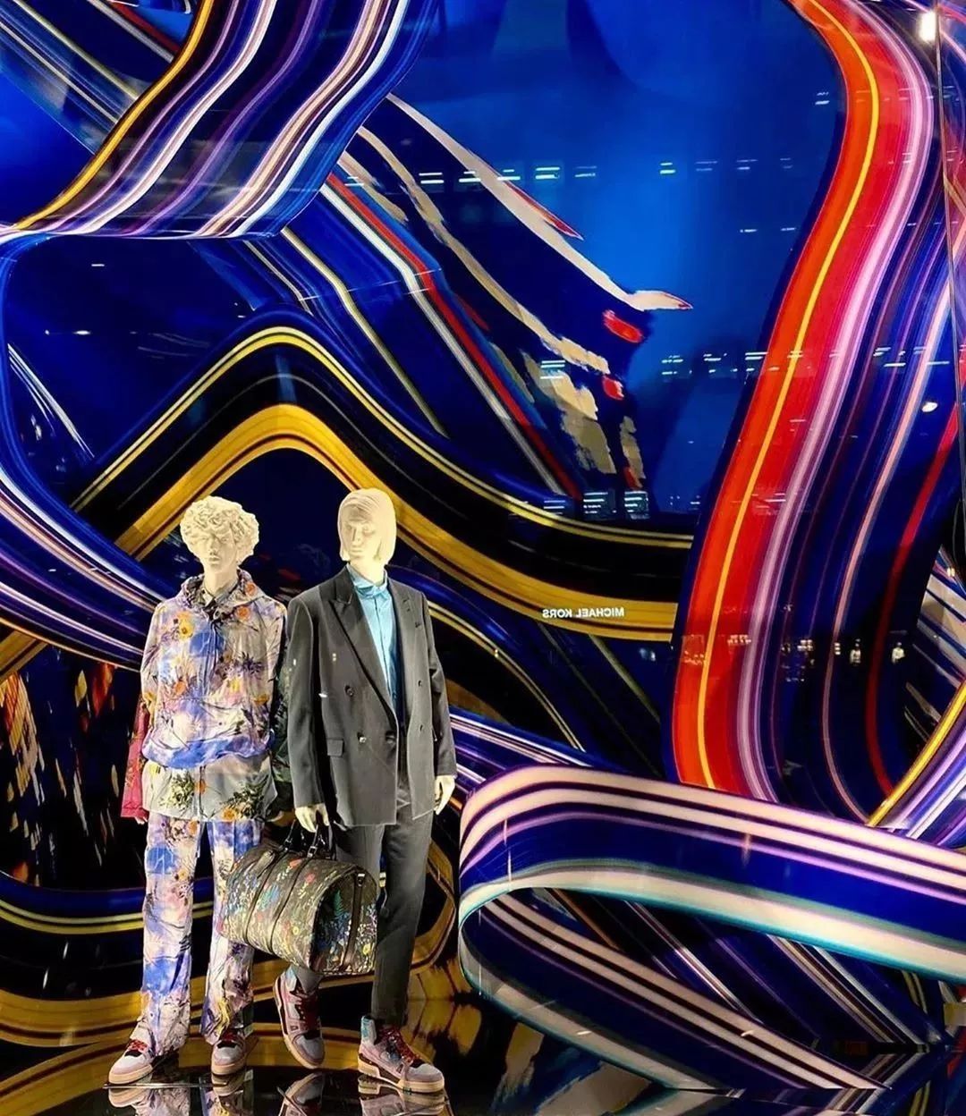 上布满缎带,以独特的影像手法呈现的橱窗艺术模糊了幻想与现实的界限