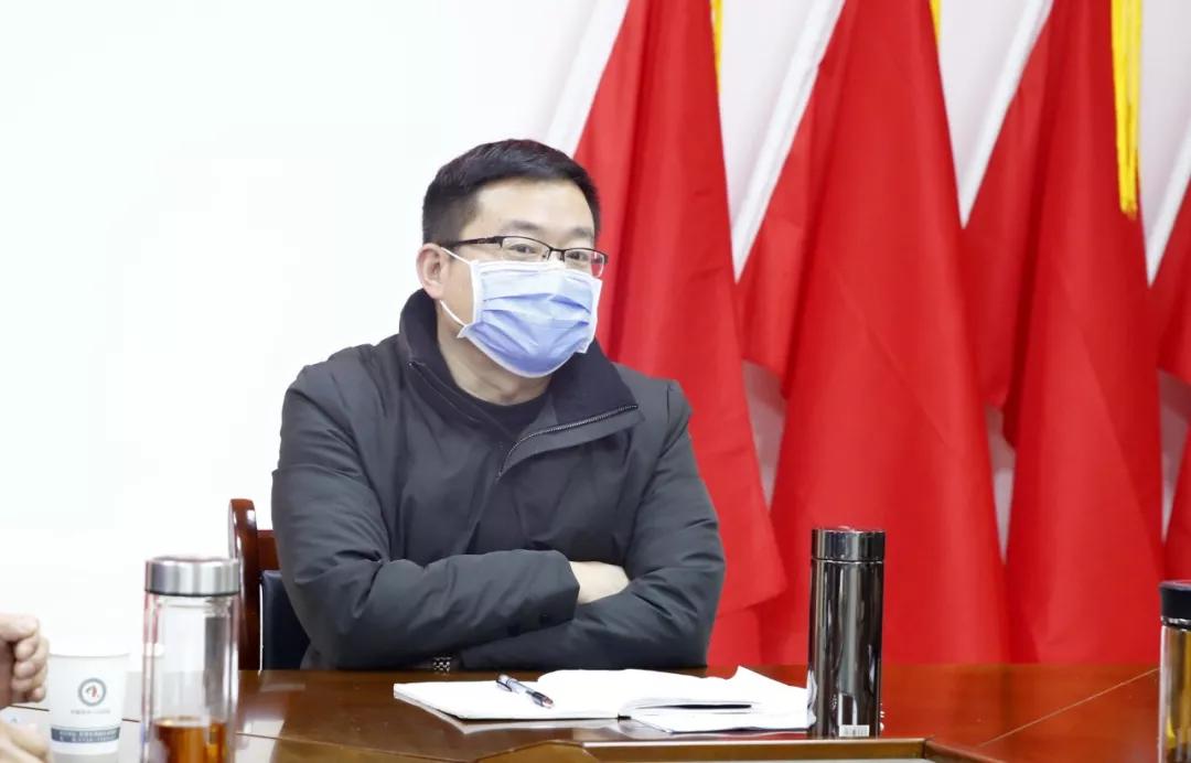 会上,党委书记,院长陈祥对志愿申请支援防控一线的黄鑫医生给予了高度