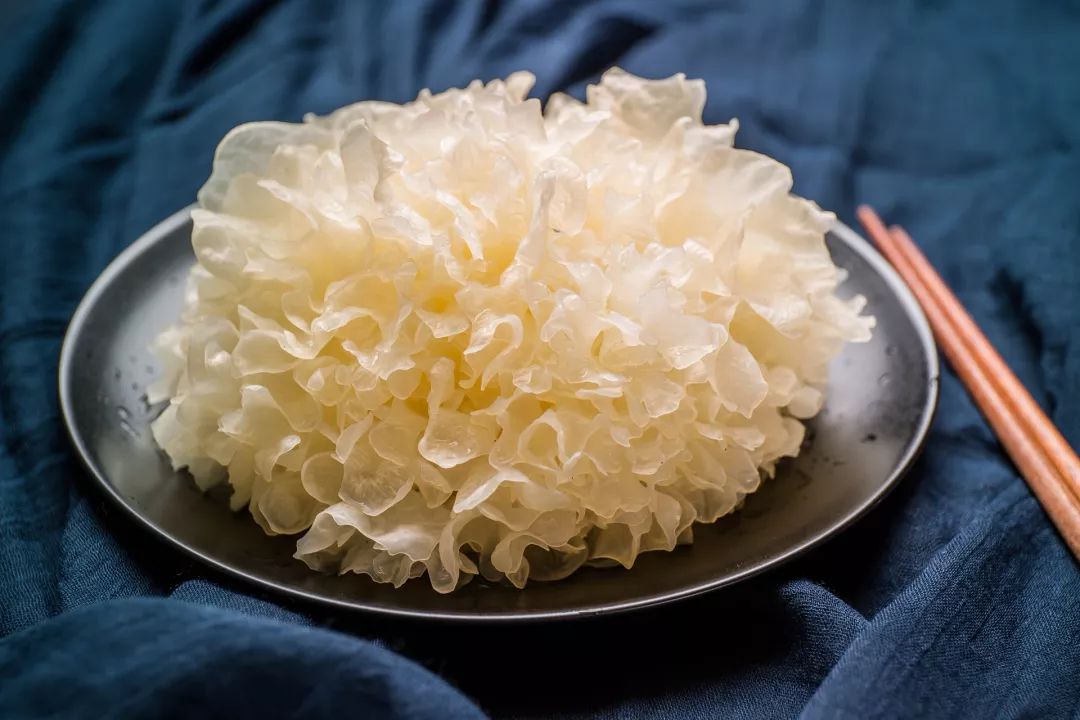 银耳既能清肠胃,又可以美容养颜.