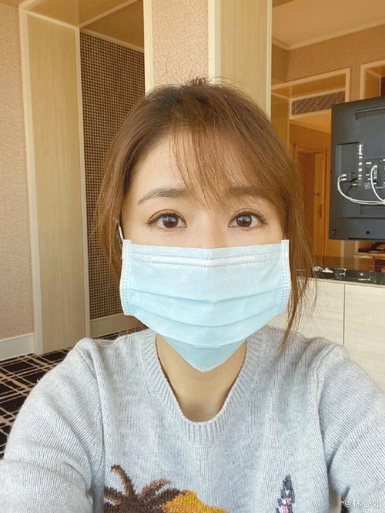 林心如晒素颜照口罩遮大半张脸