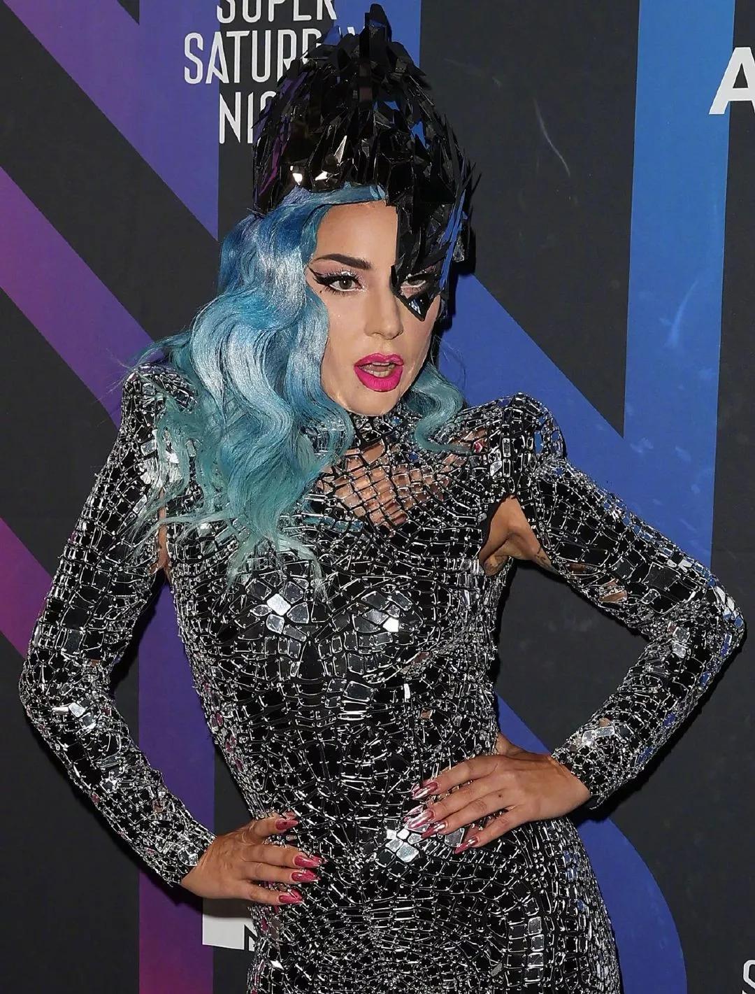 发型装饰也是相当的给力,蓝色的发色仿佛来自于外星球的女战士.