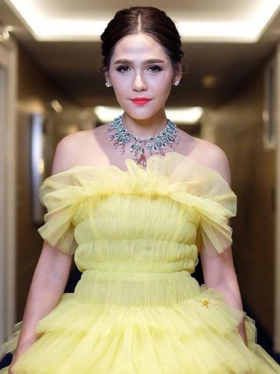 有不少女明星都选择了亮色蛋糕裙,泰国女演员"香波"chompoo araya亮相