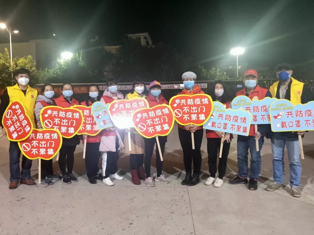 手举牌大喇叭流动宣传车新丰这些防疫宣传方式很接地气