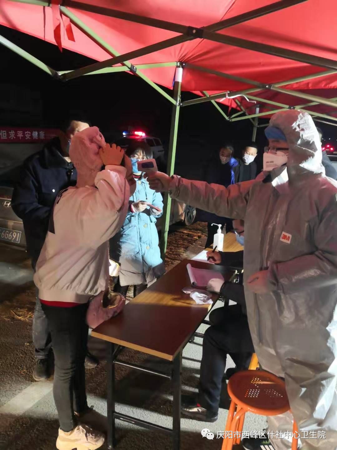 名党员和15名精干医护人员组成在党支部副书记副院长李保平的带领下