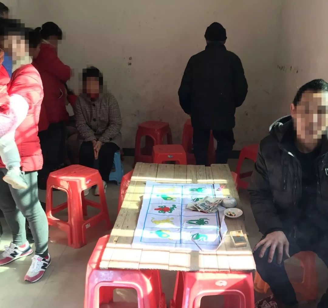 寻乌人 扎堆,聚集涉嫌违法!莫以身试法!聚众赌博更不该,将严厉打击!