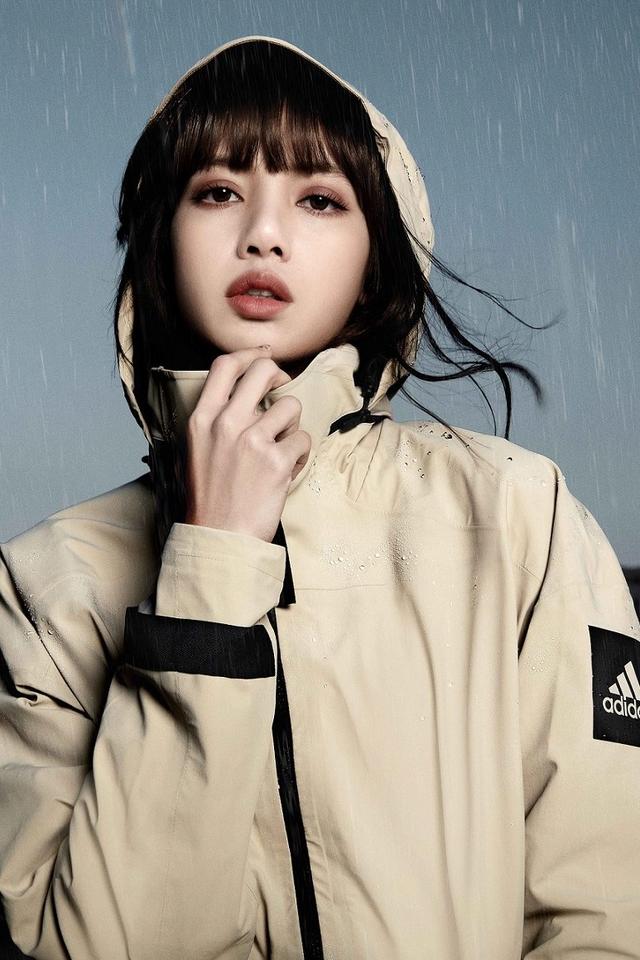 lisa穿着adidas奶茶色myshelter防水风衣外套潮中带仙