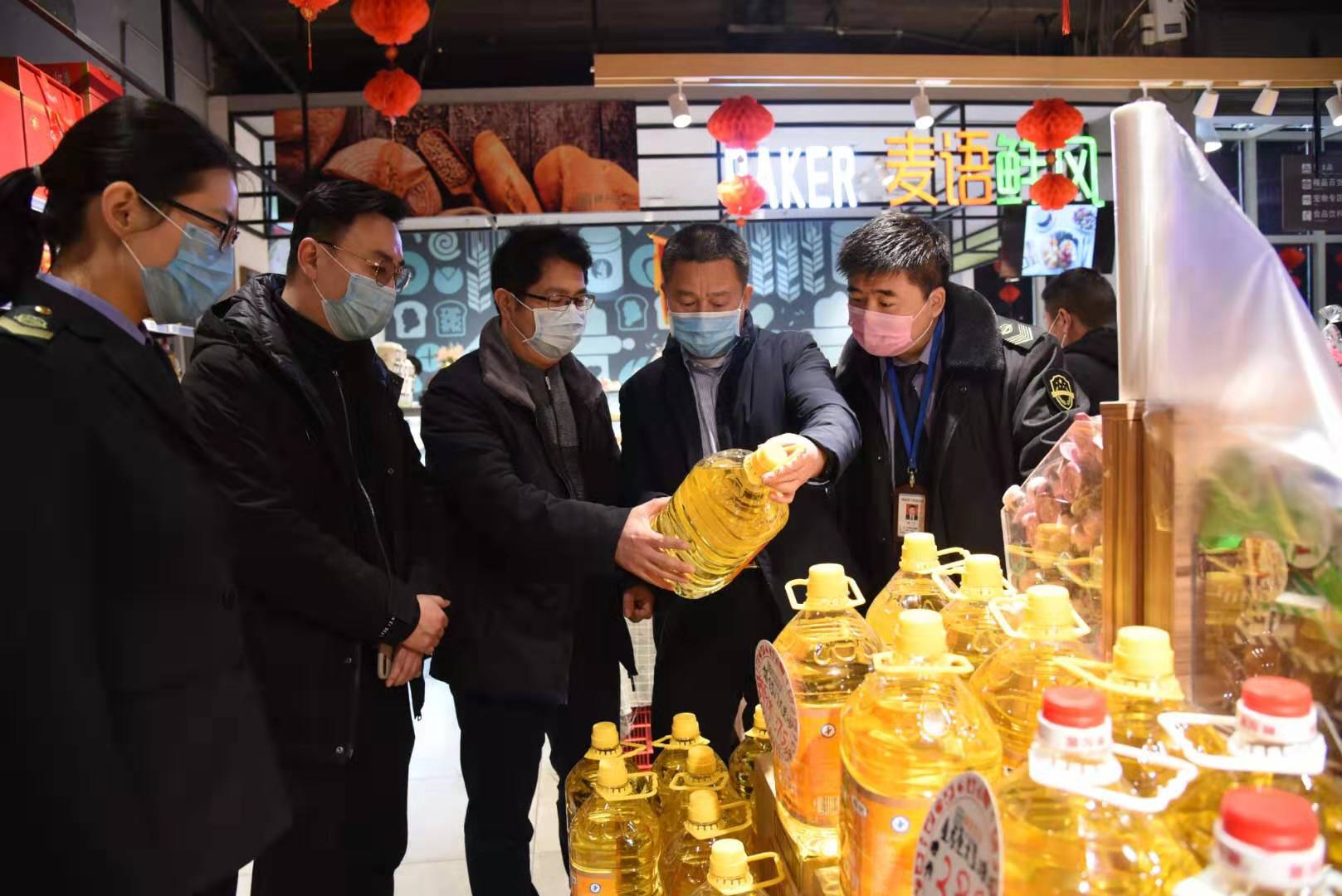 盛强带领指导组一行来到鲜风生活超市食用农产品快速检测现场,认真