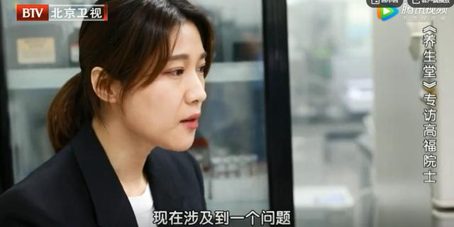 女主持人采访钟南山全程迷之表情,网友:唐僧掉进女儿国