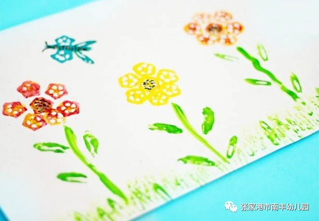 然后用画笔沾颜料后画出茎,叶子和小草, 静置干燥.3.