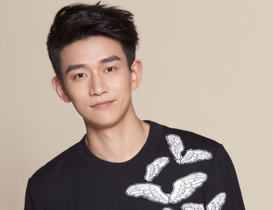 黄由启今年刚25岁,外形俊郎,现代装也很帅气,而且演技也不错.