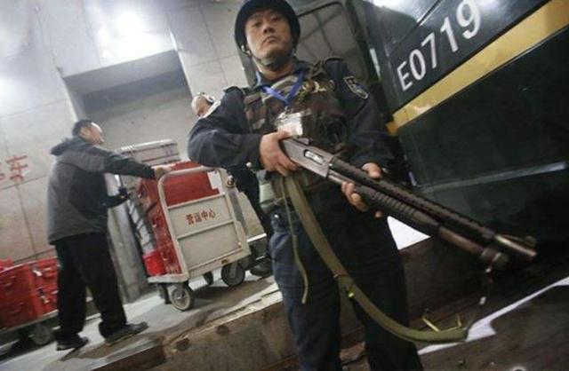 武装押运为何不用步枪而使用霰弹枪?说出来你可别不信!