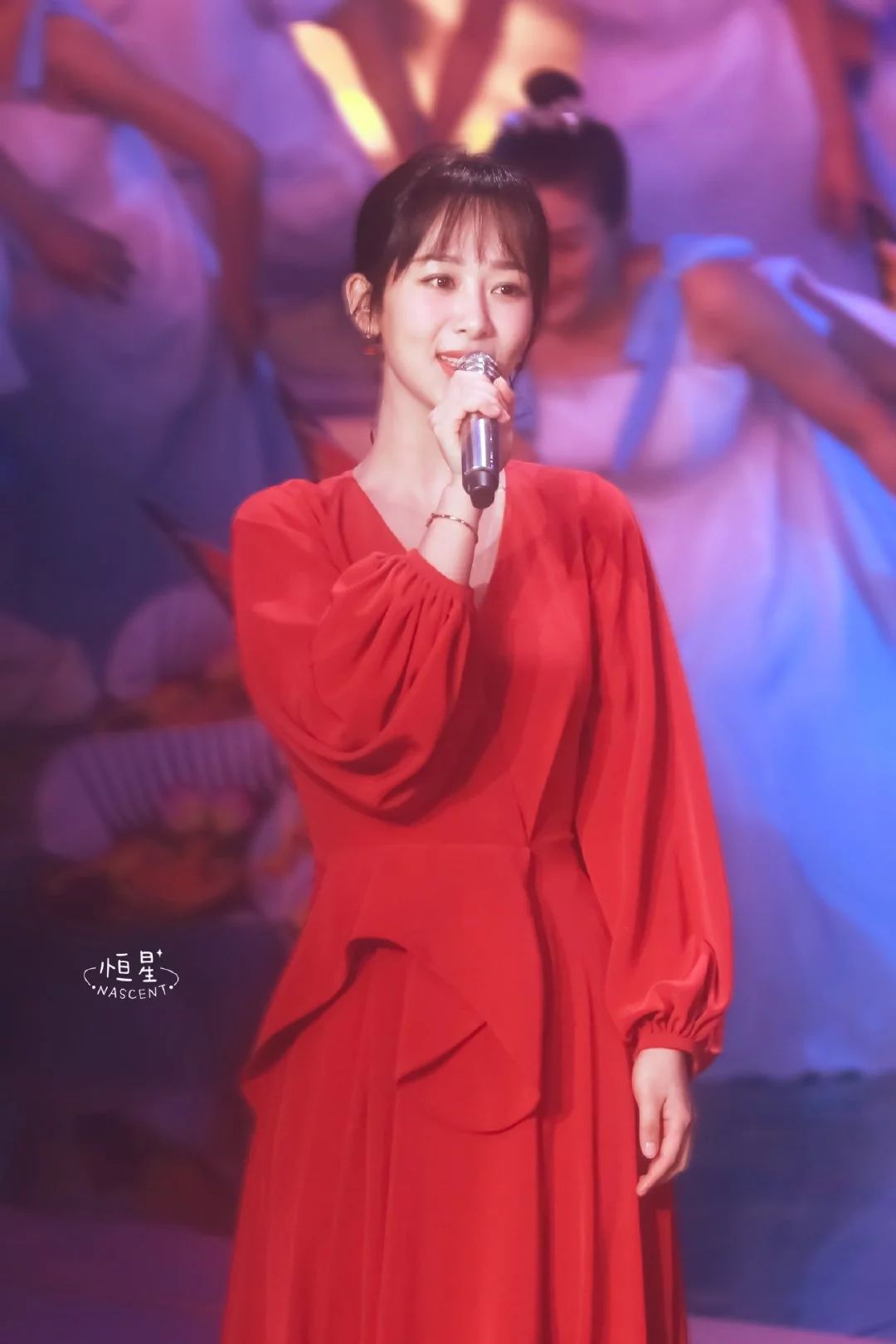 杨紫上春晚最爱红色穿搭女人韵味十足怪不得张一山移不开眼