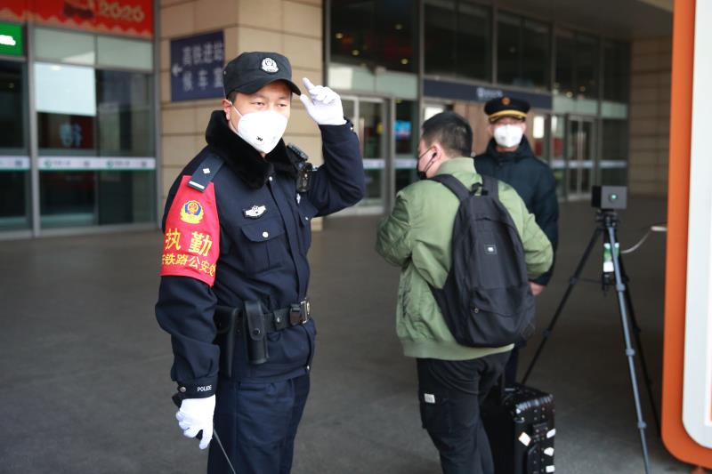 春运返程高峰 西安铁警强化疫情防控举措
