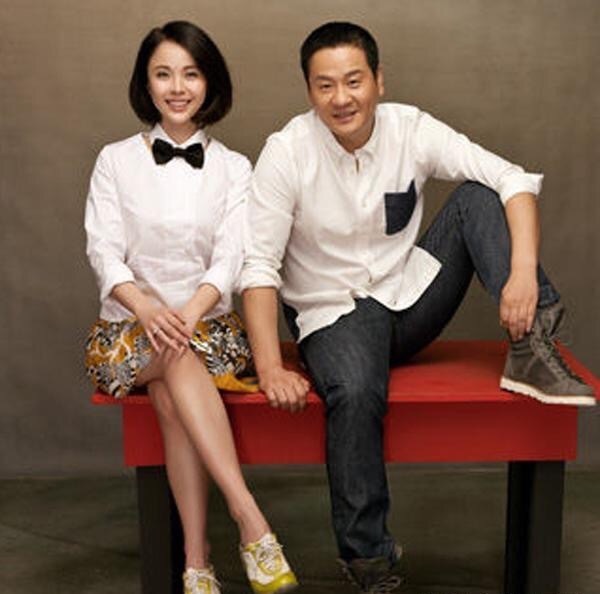 连奕名近照,为娶小8岁娇妻狠心抛弃结发妻子,今47岁满头白发