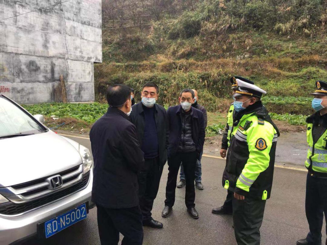 到松桃县大路镇与重庆交界处检查疫情防控工作市交通运输局党组成员