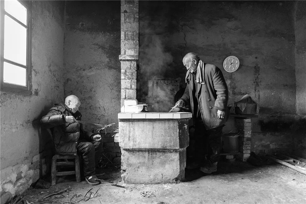 【人文纪实】苏平:留守系列 —— 留守老人的午饭_摄影