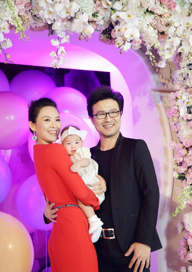 原创章子怡晒儿子小脚丫庆祝满月,坚持母乳喂养,苦口婆心谈教育