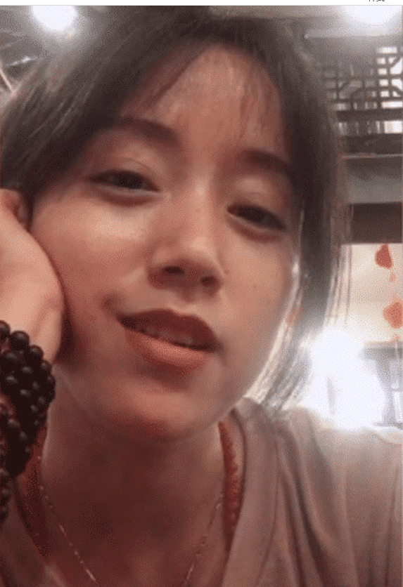 大概意思是网恋奔现的时候,发现女生真人与照片非常不一样,男生感觉到