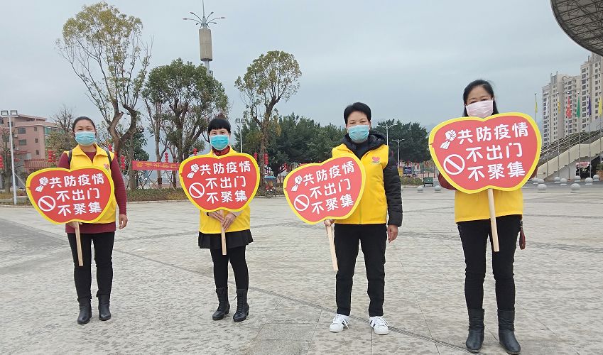 手举牌大喇叭流动宣传车新丰这些防疫宣传方式很接地气