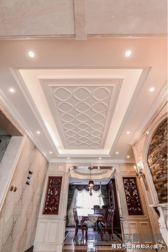 此图四圈吊边棚,棚底和棚边都镶嵌欧式石膏线,棚心镶嵌了订制成品曲线