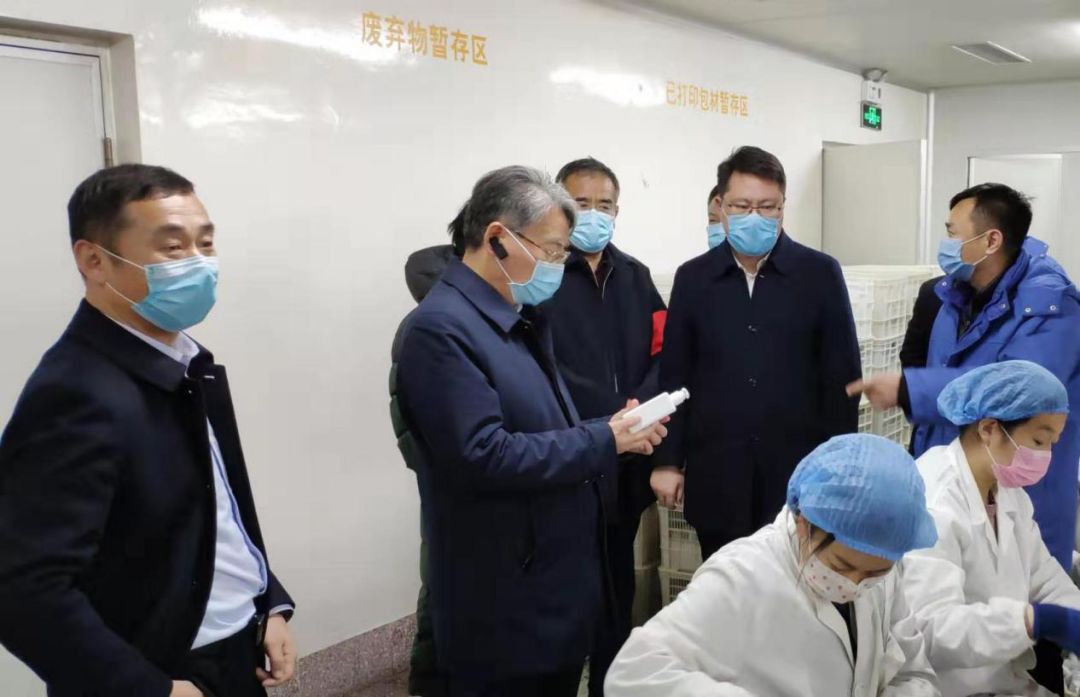 梁山县委书记贾治阜到良福制药考察慰问,指导防疫工作
