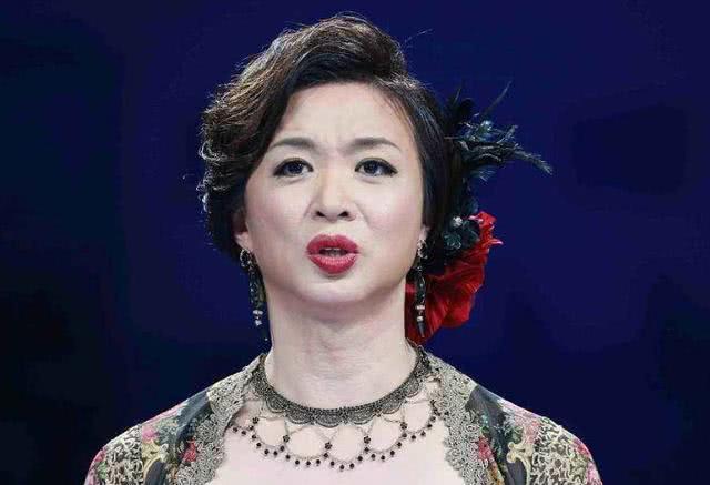 嫁给金星时她风华正茂,离婚时金星已是女儿身,如今两人成闺蜜.