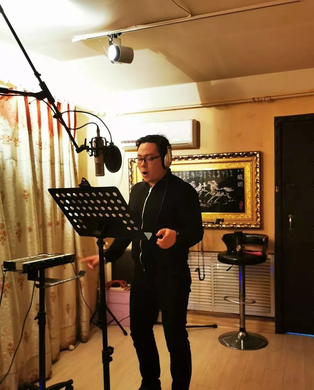 演唱者:李岩峰演唱者:周娜演唱者:李婕总有这样一种感动,让我们泪流