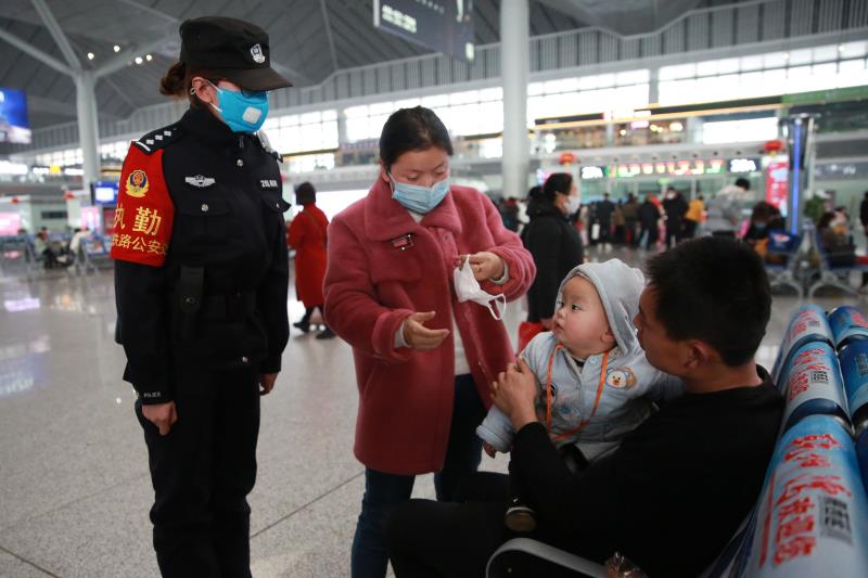 二大队k1150次乘警窦新辉积极与列车工作人员配合,在车厢通过展板讲解