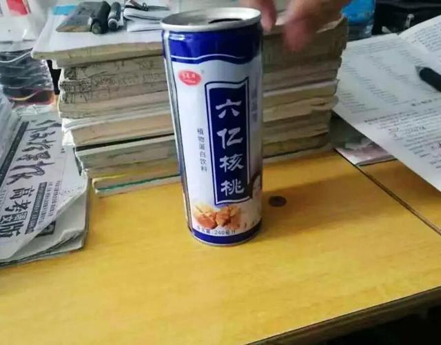除了"六亿核桃",网友还晒出了高仿"a货"——"六个福核桃",不认真看还