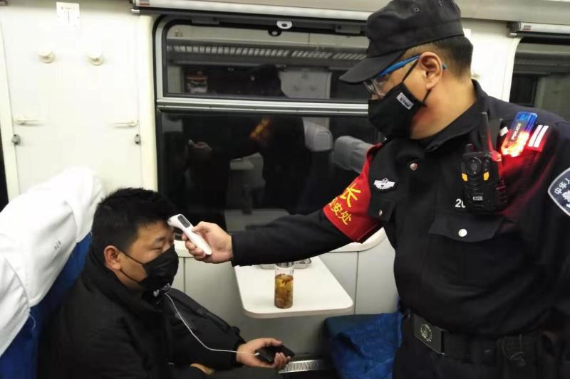 春运返程高峰 西安铁警强化疫情防控举措