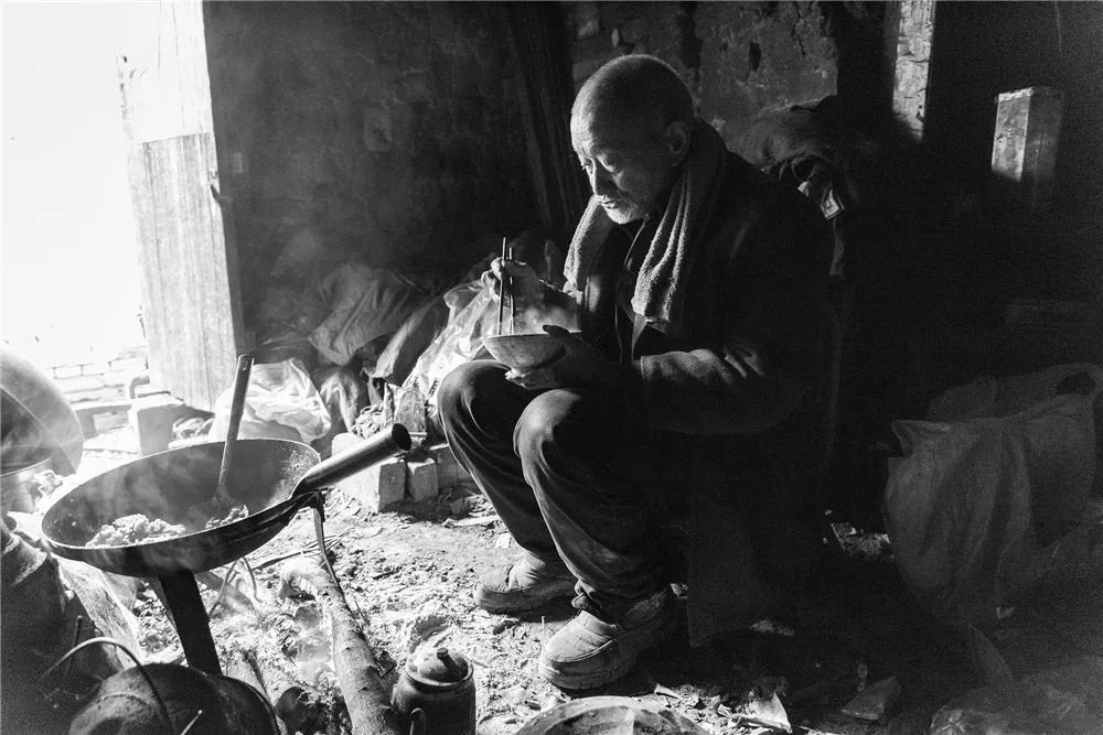 【人文纪实】苏平:留守系列 —— 留守老人的午饭_摄影