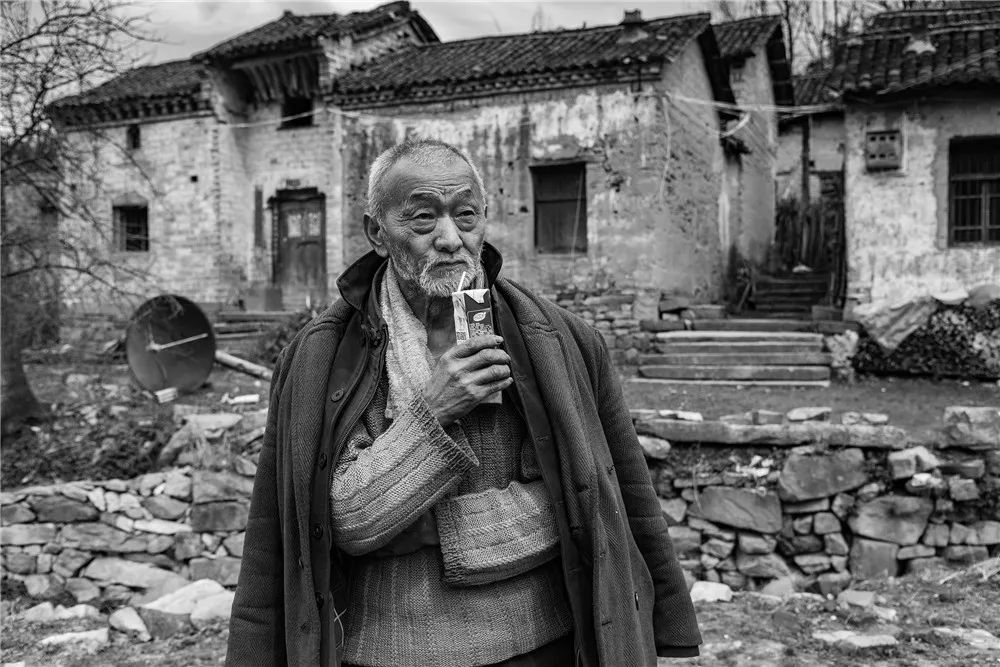 【人文纪实】苏平:留守系列 —— 留守老人的午饭_摄影