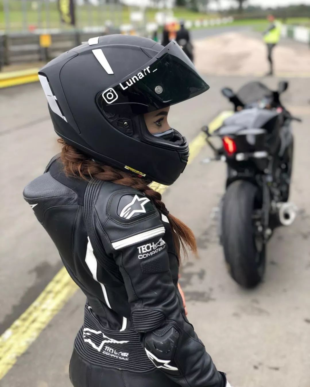 下赛道的雅马哈r6小姐姐