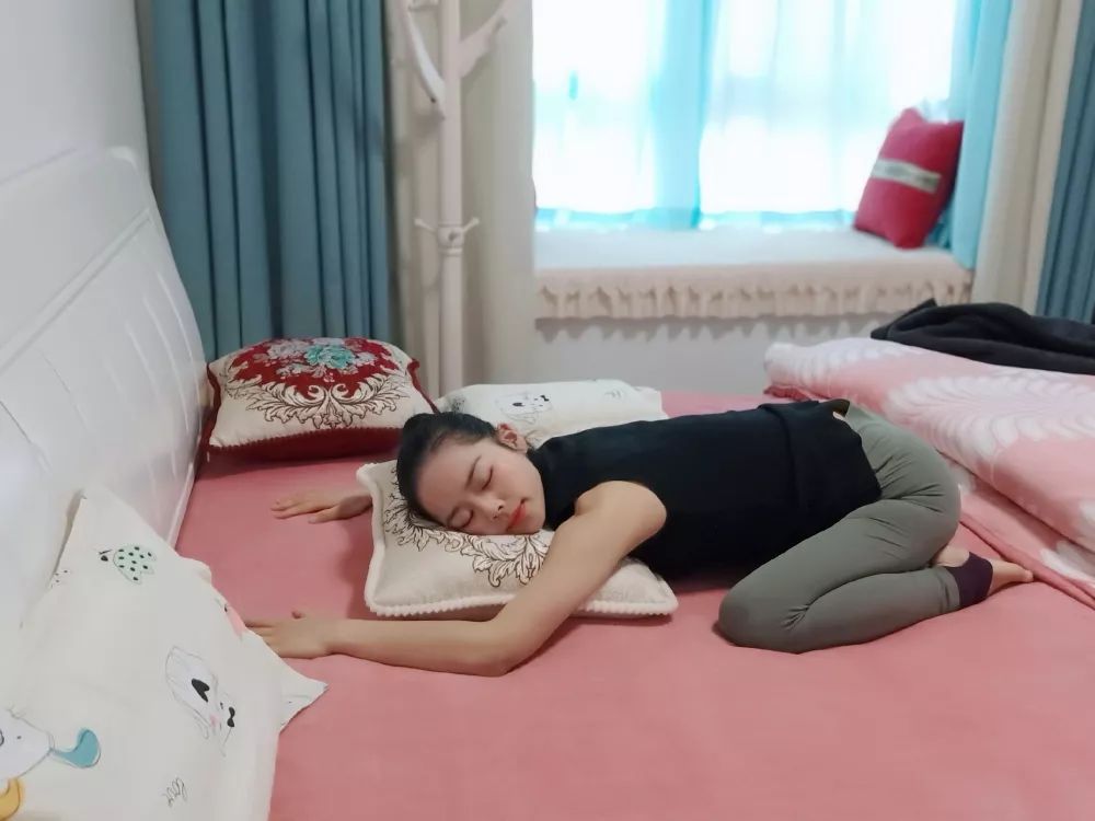 两套床上瑜伽让你躺着也能变美