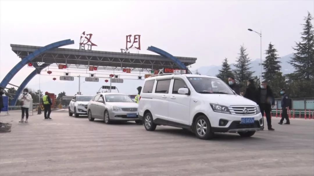 记者在汉阴高速收费站看到,进入高速收费站的通道畅通无阻,但出口方向