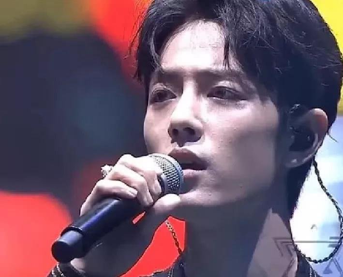 "神仙颜值"被吹太过了?肖战被镜头怼脸拍摄,痘坑痘印实在太多